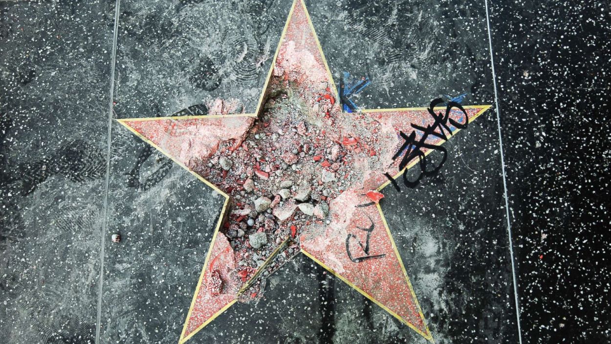 Трампын "алдрын од"-д 2018 онд халдсан үеийн зураг