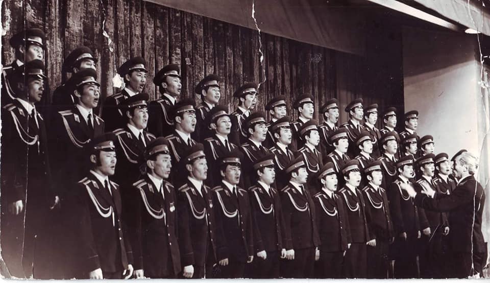 МУАЖ, хормейстер Д.Мяасүрэн, "Жаран хар, арван цагаан"-ы бэлтгэл дээр...