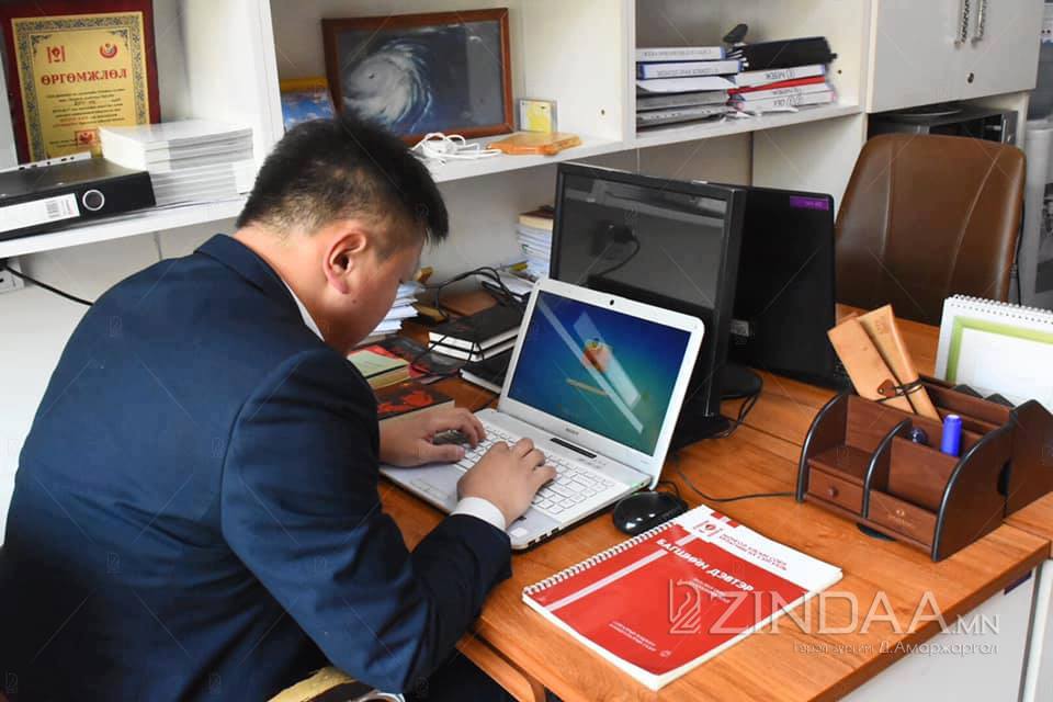 Тэр бол яруу найрагч. Тэр бас сэтгүүлч. Тэр мөн их сургуулийн багш.