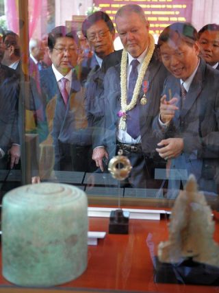 Дуглас Лэтчфорд Камбожийн Үндэсний музейд, 2009 он