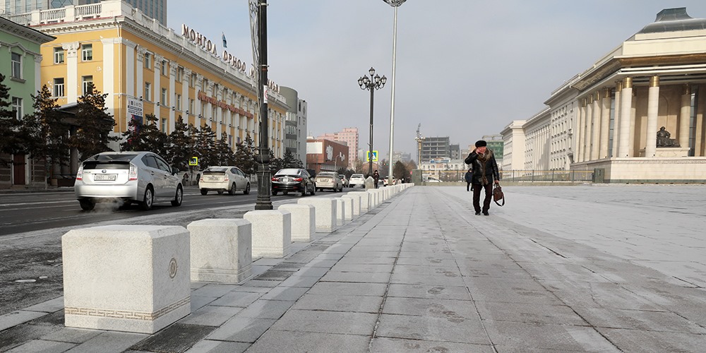 Чулуу байрлуулсан үеийн зураг.